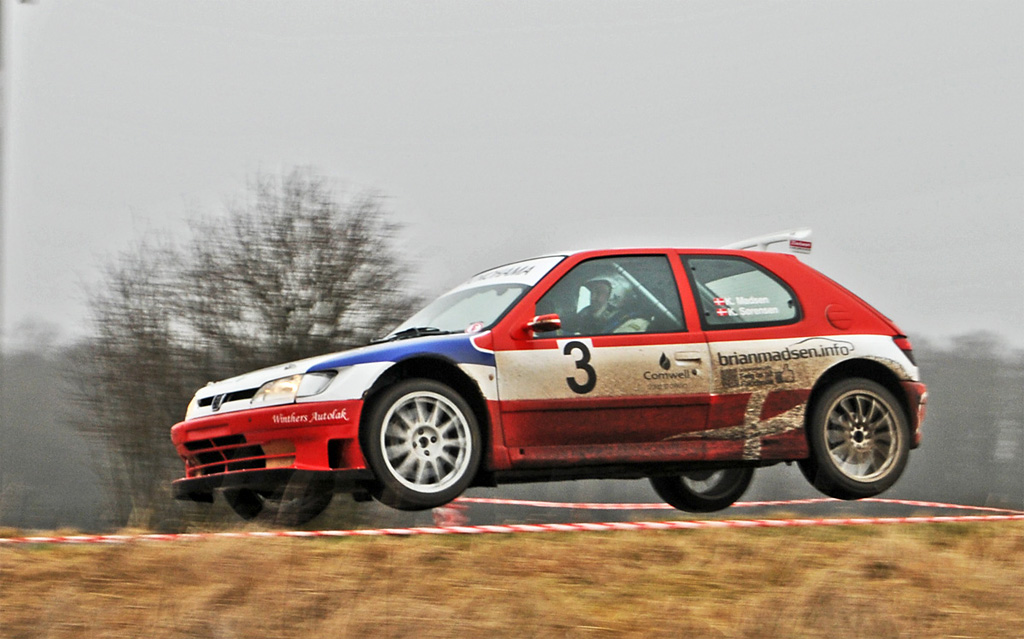 De første testkørsler er overstået. Og Kim Madsen er flyvende i sin nye Peugeot 306 MAXI med 290 hestekræfter.
(Foto: Viggo Johansen)